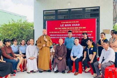 Đồng Nai: Chùa Minh Giác (TP.HCM) bàn giao 2 căn nhà tình thương và trao 100 phần quà