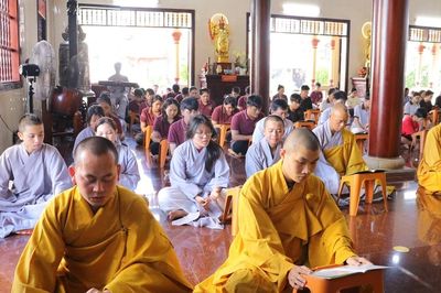 Tây Ninh: Học sinh về chùa Linh Nguyên trì tụng kinh trước thềm kỳ thi Tốt nghiệp Trung học Phổ thông