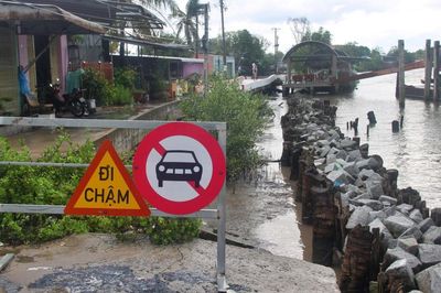 Cà Mau: Sạt lở, sụt lún đất diễn biến phức tạp, nguy cơ chia cắt đường giao thông