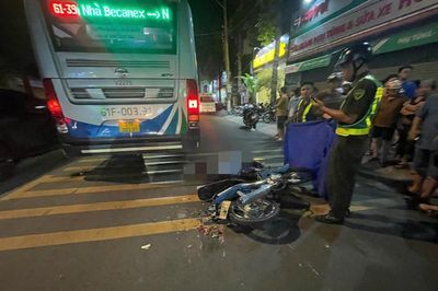 TP.HCM: Va chạm với xe buýt, người đàn ông bị cán tử vong