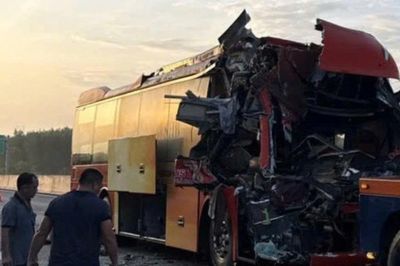 Xe khách biến dạng, nhiều người bị thương sau va chạm với xe đầu kéo