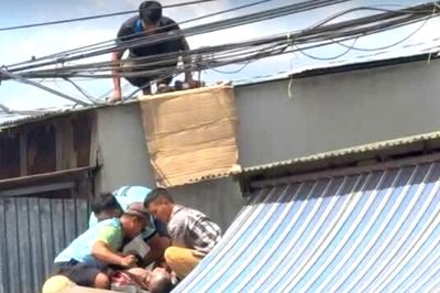 Leo lên mái nhà lắp biển quảng cáo, 2 người bị điện giật