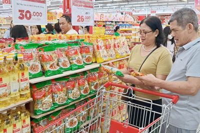 Siêu thị giảm giá đến 50% cho hàng nghìn sản phẩm để kích cầu tiêu dùng