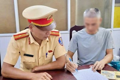 Phạt lái xe làm rơi đất ra đường Võ Chí Công