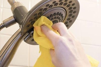 Vòi hoa sen bám đầy cặn trắng? Dùng thứ có sẵn trong bếp là sạch bong như mới