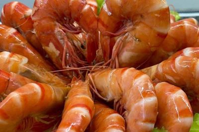 Thả nắm lá này vào luộc tôm: Con nào con nấy đỏ au, thịt thơm chắc nịch