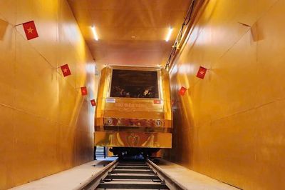 Khánh thành đoàn tàu điện dát vàng đầu tiên tại Hà Nội