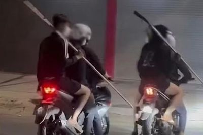 Tạm giữ 13 thanh thiếu niên chạy xe nẹt pô, mang hung khí đi gây rối, đuổi đánh người
