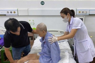 Mắc thủy đậu tự điều trị tại nhà, người già viêm não, người trẻ suy hô hấp