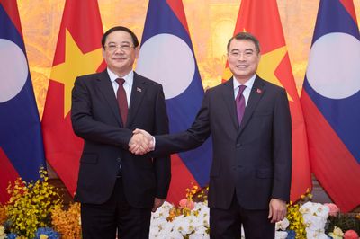Thủ tướng Lê Minh Hưng chủ trì lễ đón Thủ tướng Lào Sonexay Siphandone