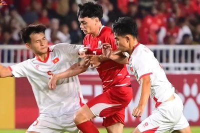 Chạy vào khu kỹ thuật của U19 Việt Nam bị cản trở, cầu thủ Indonesia nổi nóng