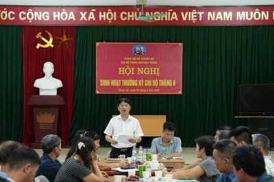Lãnh đạo xã dự sinh hoạt chi bộ: Giữ mạch kết nối giữa cấp ủy và cơ sở