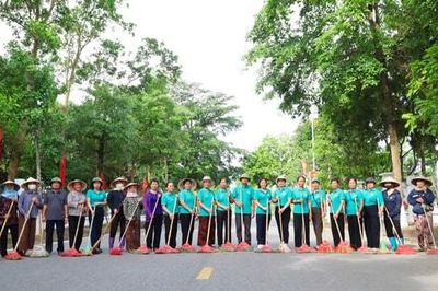Xã Quang Minh ra quân hưởng ứng phong trào 'Toàn dân chung tay bảo vệ môi trường, vì Thủ đô xanh - sạch - đẹp'