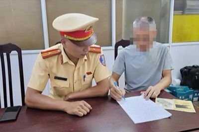 Hà Nội: Xử phạt tài xế xe tải làm đổ bùn đất ra đường Võ Chí Công khiến 2 người đi xe máy gặp nạn