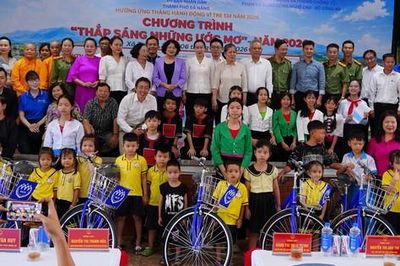 'Thắp sáng những ước mơ' cho hàng trăm trẻ em khó khăn