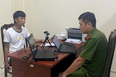 Tạm giữ 2 đối tượng lao xe vào CSGT