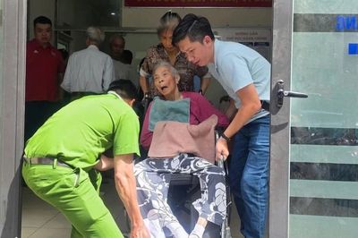 Xúc động hình ảnh chiến sĩ Công an phường Giảng Võ tận tình giúp đỡ cụ bà ngồi xe lăn