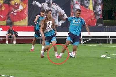 Rodri đau đớn sau pha vào bóng của Gavi