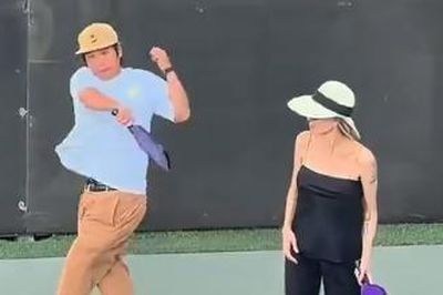 Pax Thiên chơi pickleball cùng mẹ