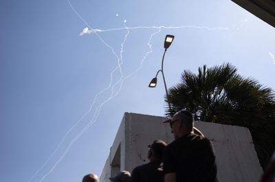 Israel không kích nhà máy hóa dầu Iran