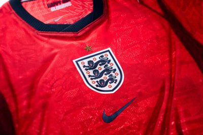 Ẩn ý trên cổ áo đấu World Cup của tuyển Anh, Pháp