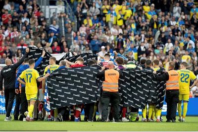 Eriksen lại gục ngã trên sân cỏ
