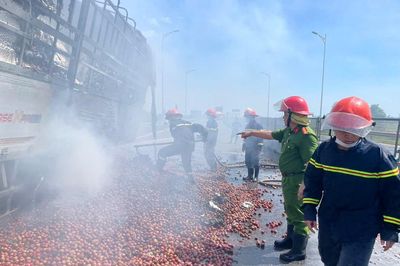 Xe tải chở mận bốc cháy trên cao tốc