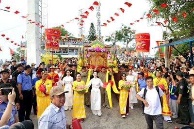 Dòng người đổ về dự Lễ phục hiện rước tượng Bà Chúa Xứ núi Sam năm 2026