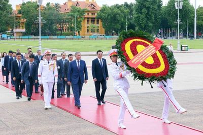 Thủ tướng Campuchia vào Lăng viếng Chủ tịch Hồ Chí Minh và tưởng niệm các Anh hùng Liệt sĩ