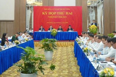 Kết hợp chặt chẽ giữa tổng kết lịch sử và khái quát lý luận