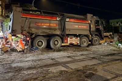 Va chạm tàu SE19 và xe tải tại Thường Tín, không có thương vong