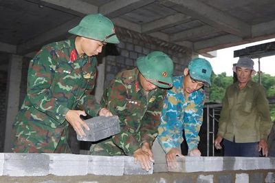 Bộ đội góp sức xây dựng trường nội trú liên cấp vùng biên giới Quảng Trị