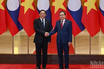 [Ảnh] Chủ tịch Quốc hội Trần Thanh Mẫn hội kiến Thủ tướng Lào Sonexay Siphandone