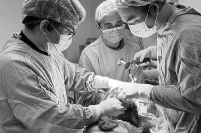 Nỗ lực cứu đôi chân cho bệnh nhân ung thư phổi giai đoạn cuối di căn xương
