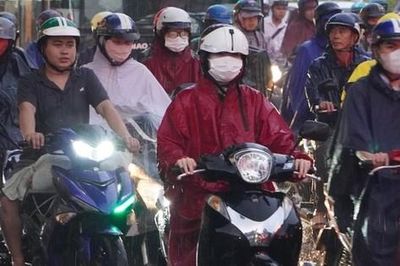 Chiếc áo mưa sau yên xe