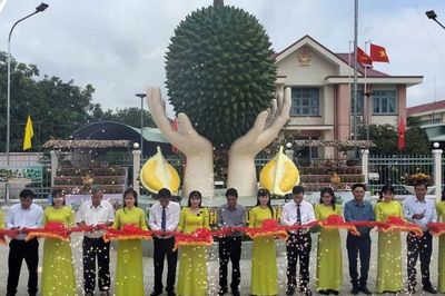 Khánh thành biểu tượng đôi bàn tay nâng đỡ trái sầu riêng ở Đồng Tháp