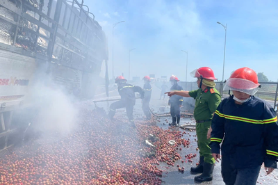 Hà Tĩnh: Cháy xe tải chở 10 tấn nông sản trên cao tốc Diễn Châu-Bãi Vọt