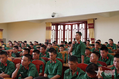 Tư lệnh Quân đoàn 12 đối thoại dân chủ với cán bộ, chiến sĩ Lữ đoàn 368