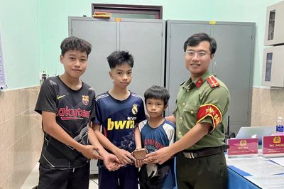 Học sinh làm việc tốt