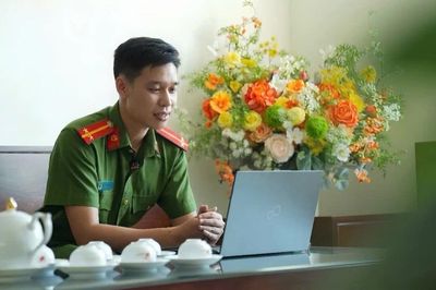 Chiến sĩ công an lên sóng livestream: Đồng hành cùng sĩ tử 2K8 'vượt vũ môn'