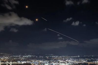 Iran liên tiếp phóng tên lửa vào Israel