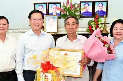 Phó Bí thư Thường trực Thành ủy TPHCM Lê Quốc Phong thăm, chúc thọ người cao tuổi