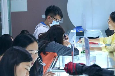 Chiều 8-6: Giá vàng giảm thêm 5,2-6,8 triệu đồng/lượng