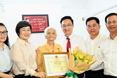 Phó Bí thư Thành ủy TPHCM Đặng Minh Thông thăm, chúc thọ người cao tuổi tiêu biểu