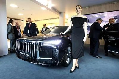 [GALLERY] Senat 900 hơn 4 tỷ đồng, sedan hạng sang Nga đổi tên từ Hồng Kỳ H9