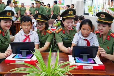 Mang 'phòng học số' tới thiếu nhi ở Côn Đảo