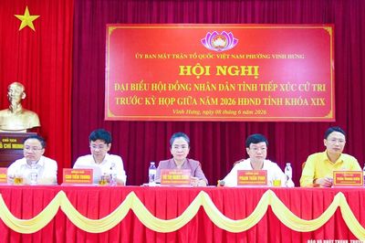 Đồng chí Võ Thị Minh Sinh tiếp xúc cử tri tại phường Vinh Hưng