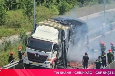 Xe tải chở 10 tấn mận bốc cháy trên cao tốc ở Hà Tĩnh