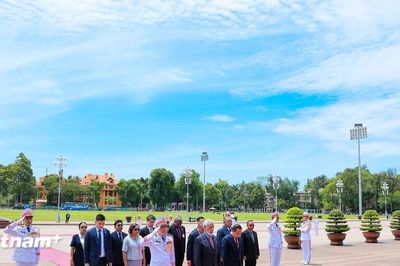 Thủ tướng Timor-Leste đặt vòng hoa và vào Lăng viếng Chủ tịch Hồ Chí Minh