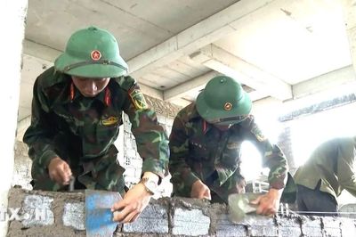 Sớm hoàn thành những ngôi trường mới: Màu áo lính trên công trường vùng biên